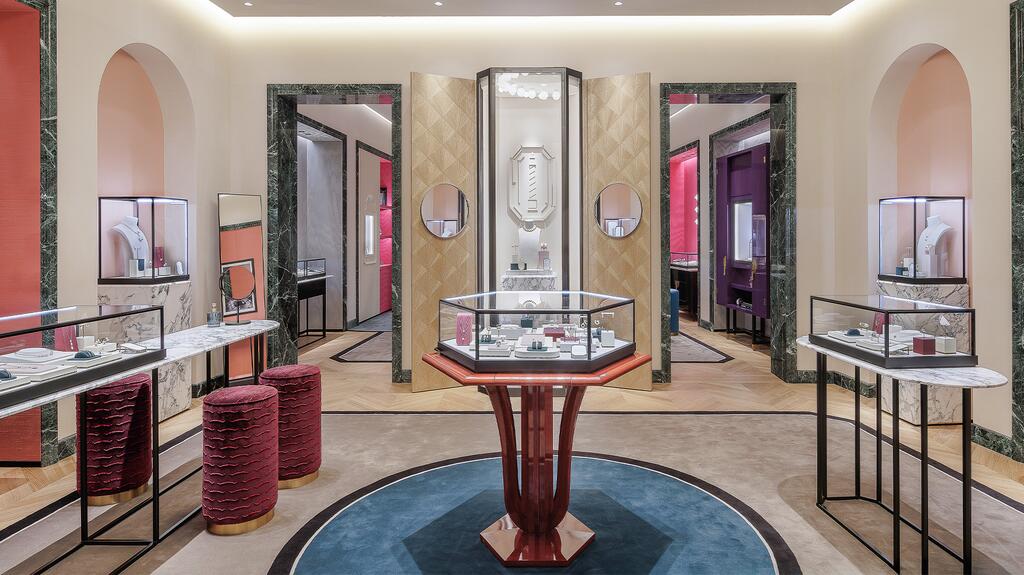 Boucheron’s new store took inspiration from the Parisian architecture in its Place Vendôme boutique that opened in 1893 and combined it with Art Deco design and bright hues in the spirit of Las Vegas. Boucheron Las Vegas Store Interior